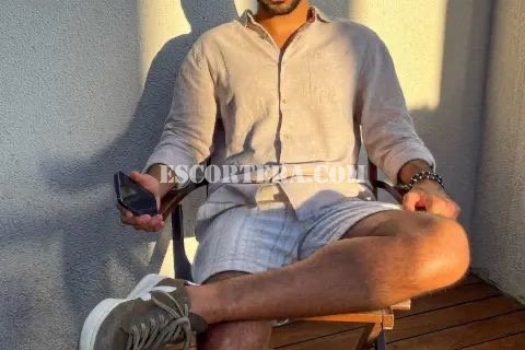 escorts - Boys - Icaro - Gosto de aproveitar o momento, sem pressa, nada mecânico.
Discreto, elegante e com uma presença que dificilmente a despercebida. Estou aqui para proporcionar mais do que apenas momentos—ofereço experiências. Se você procura companhia de verdade, envolvente...